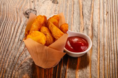 Domates soslu kızarmış patates dilimleri.