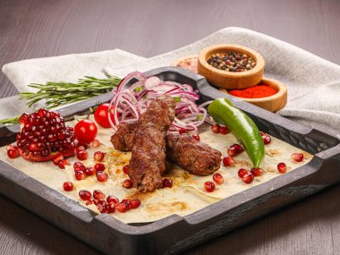 Kıyma ve baharatlı biftek kebabı.