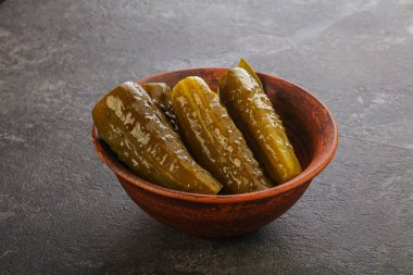 Salamura edilmiş salatalık turşusu kasede atıştırmalık