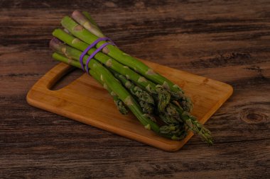 Vejetaryen mutfağı - Pişirmek için çiğ kuşkonmaz yığını