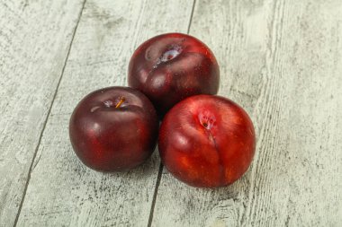 Olgun tatlı erik meyvesi yığını