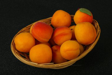 Taze, tatlı, birkaç kayısı meyvesi.