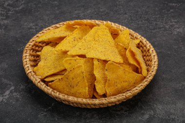 Meksika mısır cipsi üçgen yığını.