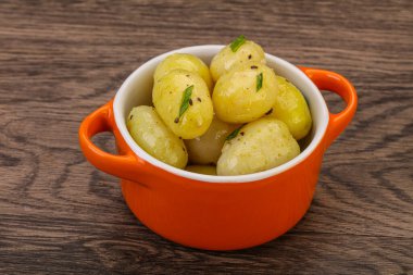 Kasede taze haşlanmış patates soğan servis edildi.