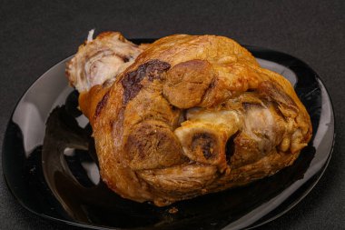 Baharatlı ve otlu domuz budu.