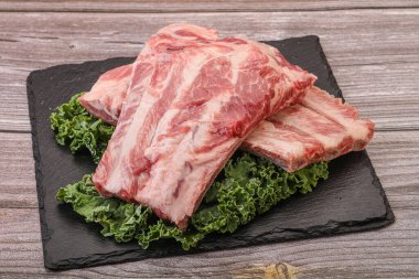 Lezzetli yemek için çiğ domuz kaburgası.