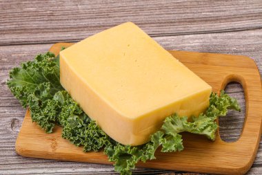 Lezzetli sarı Tilsiter peyniri.