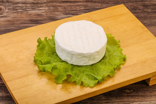 Delizioso Brie Tradizionale Formaggio Morbido Rotondo — Foto Stock