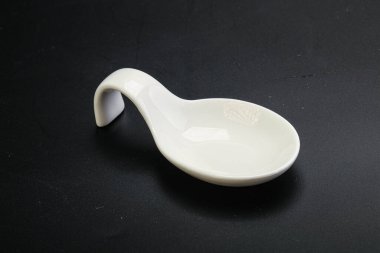 Mutfak malzemeleri servis etmek için küçük bir tabak.