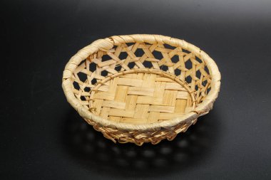 Siyah arkaplanda servis yapmak için doğal hasır masa takımı