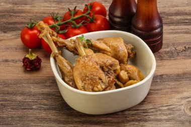 Tatlı ve baharatlı soslu tavşan yahnisi.