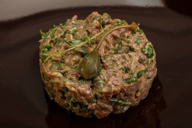 Kaparili çiğ tartar atıştırmalığı.