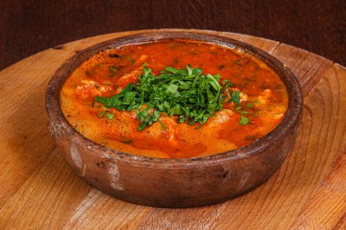 Geleneksel Gürcistan mutfağı - patates ve sebzeli et