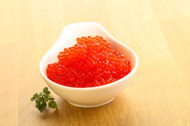 Rus kırmızı havyarı kasede.