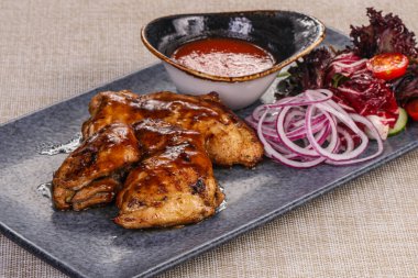 Domates soslu ızgara tavuk soğan halkası servis edildi.