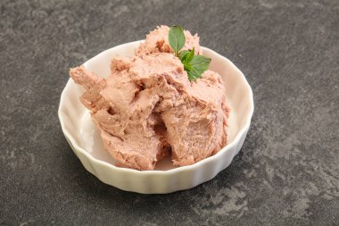 Karaciğer ezmesi kasede fesleğen yaprağı servis edilir.