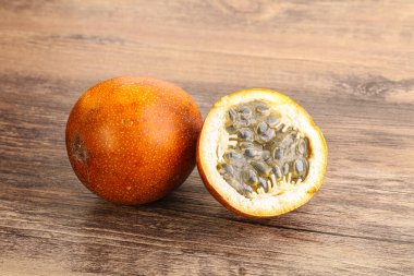 Dilimlenmiş tropik tatlı ve sulu Tutku meyvesi