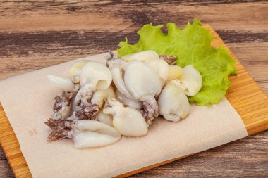 Çiğ deniz ürünleri, güvertede pişirmek için mürekkep balığı.