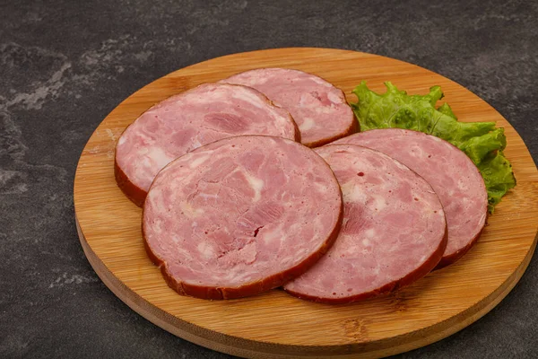 板の上に豚肉の肉ハムのスライス — ストック写真