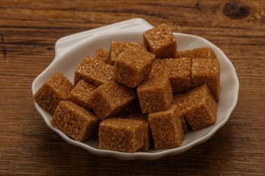 Kahverengi baston şeker yavruları kasede