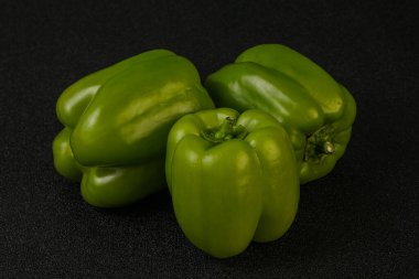 Yeşil tatlı dolmalık biber yığını 