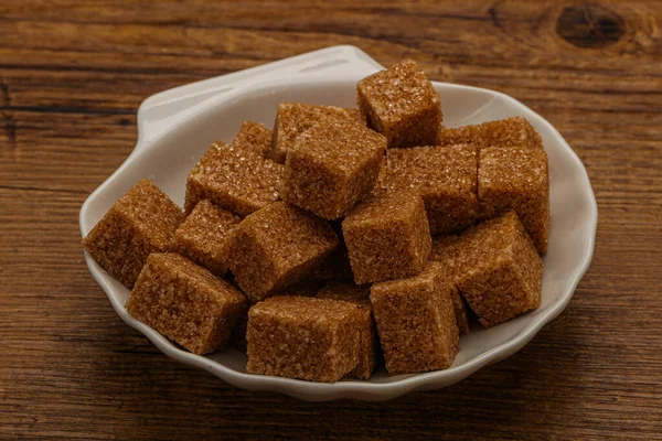 碗里的褐色甘蔗糖 — 图库照片