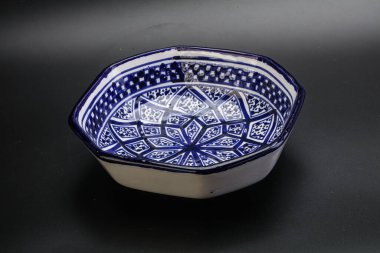 Mutfak için renkli boş kase izole