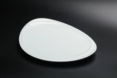 İzole edilmiş servis için beyaz boş tabak