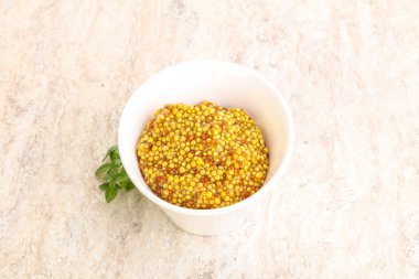 Kasede hardal ve baharatlı sos var.