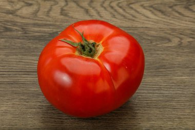 Pişirmek için olgun, sulu kırmızı domates
