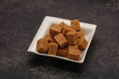 Kahverengi baston şeker yavruları kasede