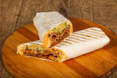 Et, sebze ve soslu ızgara Shawarma.