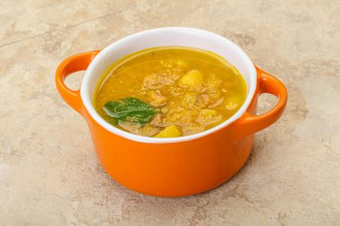 Füme et ve sebzeli bezelye çorbası.