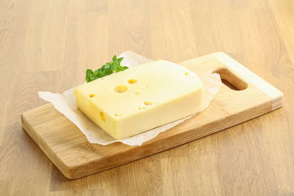 板上的Maasdam奶酪砖 — 图库照片