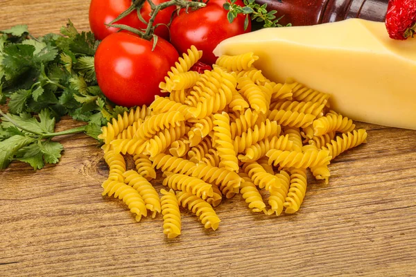 Pâtes Italiennes Girandole Crue Pour Cuisson Des Légumes Servis — Photo