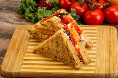 Patlıcanlı ve peynirli vejetaryen sandviçi.