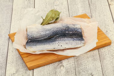 Güvertede deri ve baharatlı ringa filetosu.