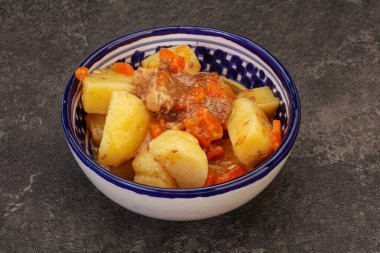 Soslu ve sebzeli kızarmış patates ve biftek.