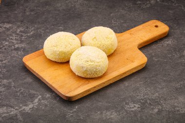 Çiğ patates ezmesi - doldurulmuş patates pirzolası - pişirmek için.