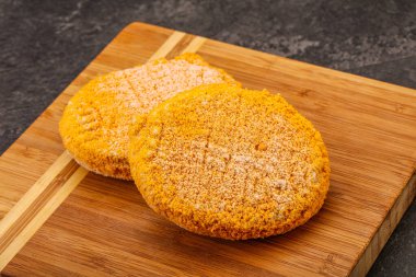 Fırında pişmemiş ev yapımı tavuk pirzolası.