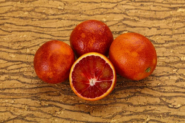 テーブルの上の甘い赤オレンジ ヒープ — ストック写真