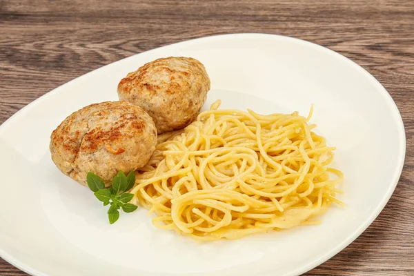 Spaghetti Mit Käse Und Hausgemachtem Hühnerschnitzel — Stockfoto