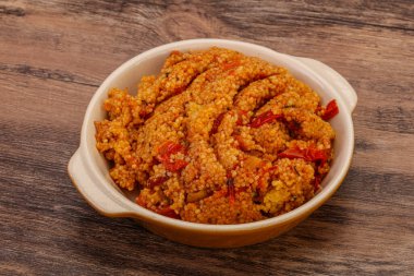 Domates ve tavuklu geleneksel Afrika kuzenleri