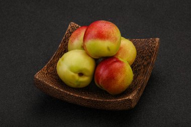 Sepette küçük yeşil nektarinler