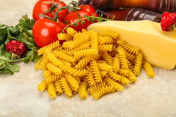 Pasta Italiana Cruda Girandole Cottura Verdure Servite — Foto Stock