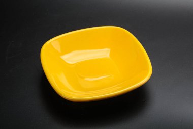 Mutfak için renkli boş kase izole