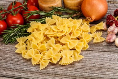 Çiğ İtalyan statü buğday farfalle makarna pişirmek için