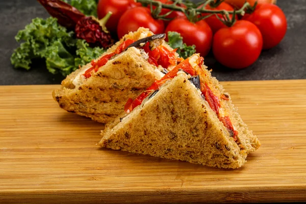 Sandwich Vegetariano Club Con Berenjena Queso — Foto de Stock