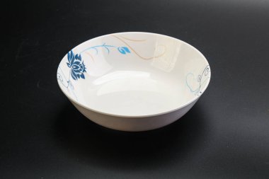 Mutfak için renkli boş kase izole