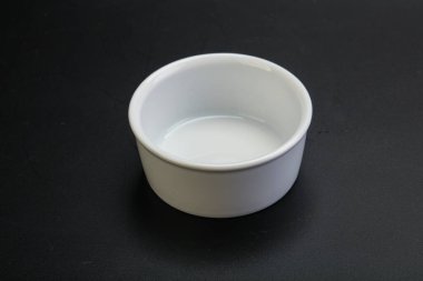 Siyahın üzerine servis için beyaz leke.